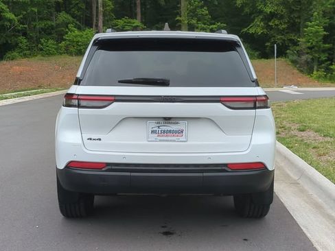 Used 2023 Jeep Grand Cherokee Altitude AWD/4WD image 12