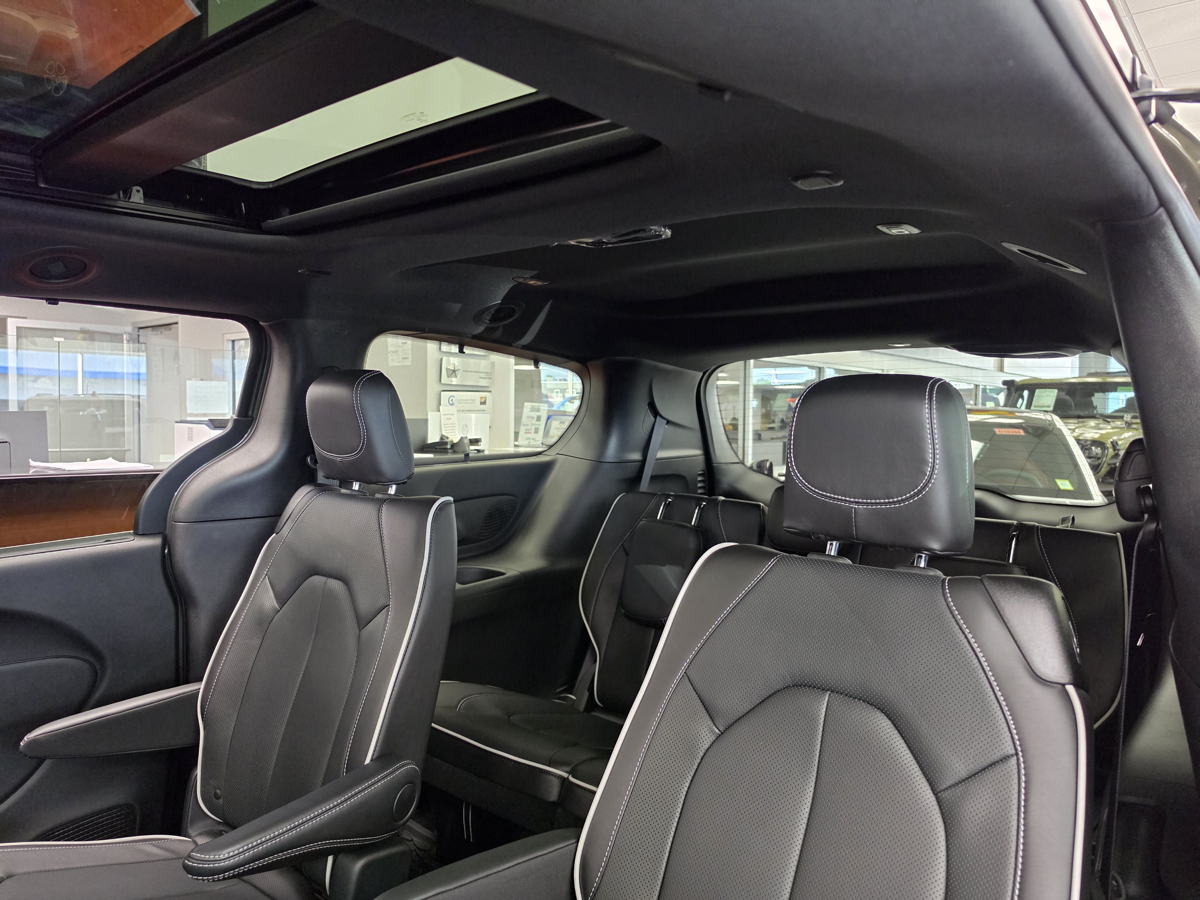 New 2027 Chrysler Pacifica Limited FWD image 11
