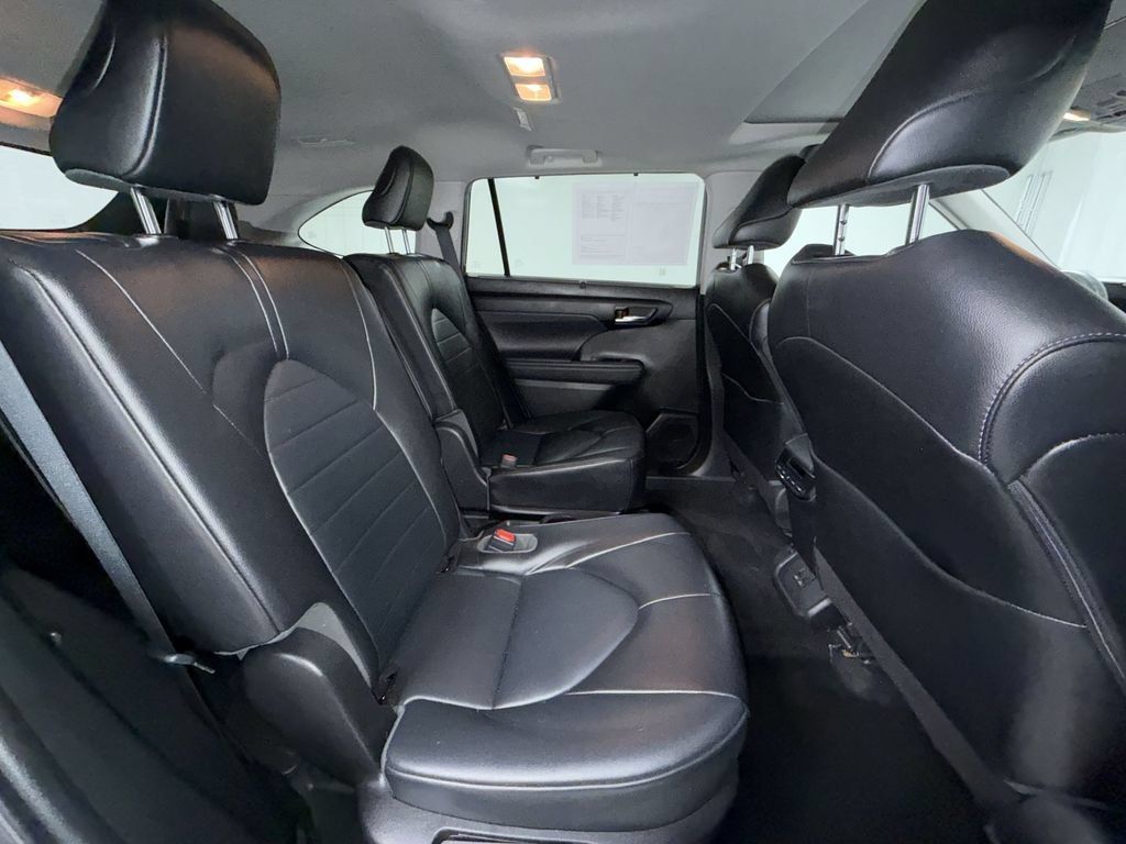 Used 2022 Toyota Highlander XLE AWD/4WD image 9