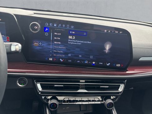 Used 2025 Chevrolet Traverse Z71 w/ Driver Confidence Package image 18