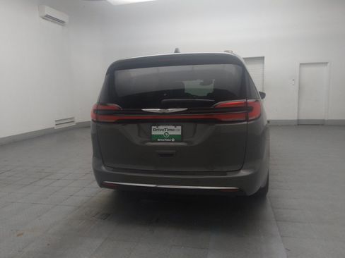 Used 2022 Chrysler Pacifica Touring-L FWD image 7