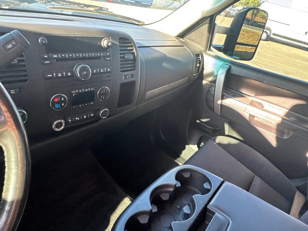 Used 2011 Chevrolet Silverado 2500 LT w/ Interior Plus Package AWD/4WD image 16