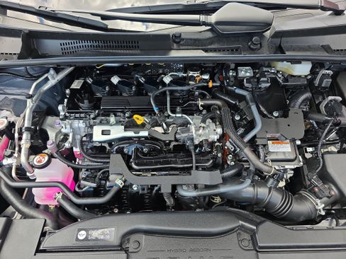 Used 2025 Toyota Prius XLE AWD/4WD image 9