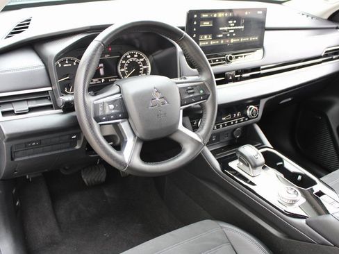 Used 2025 Mitsubishi Outlander SE image 8