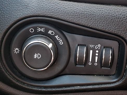 Used 2018 Jeep Renegade Latitude FWD image 24