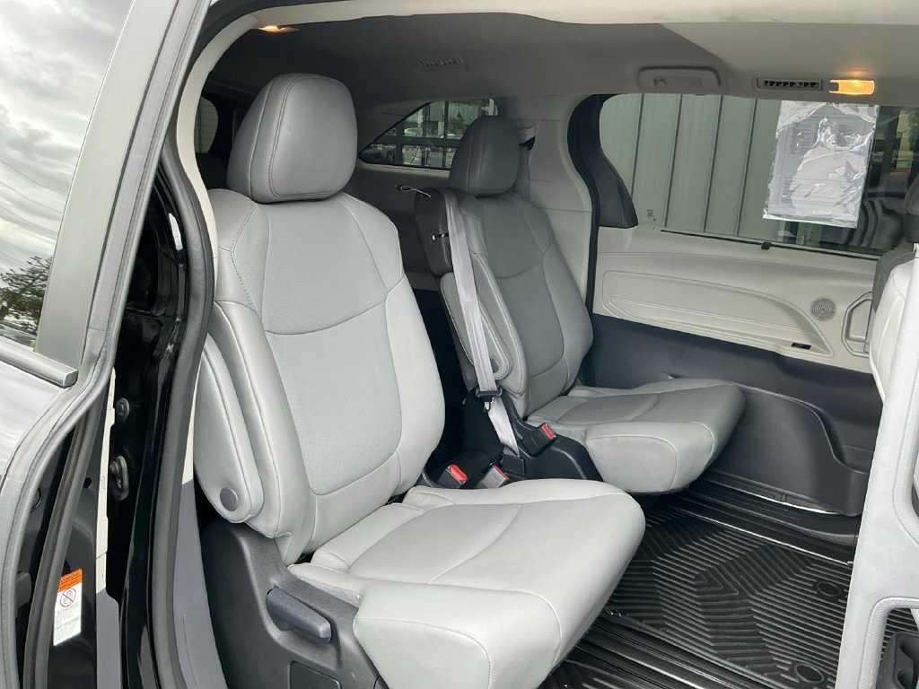 Used 2022 Toyota Sienna XLE FWD image 22