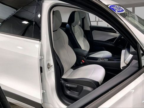 Used 2025 Volkswagen Tiguan SE AWD/4WD image 29
