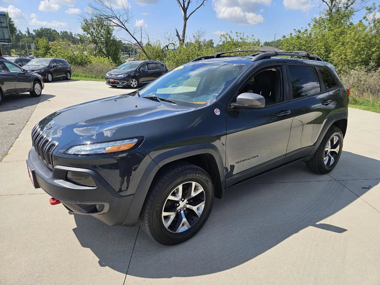 Used 2016 Jeep Cherokee Trailhawk w/ Comfort/Convenience Group AWD/4WD image 3