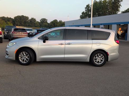 Used 2024 Chrysler Pacifica Touring-L FWD image 2
