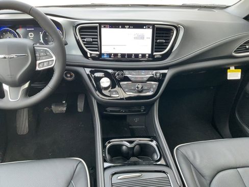 New 2026 Chrysler Pacifica Limited w/ Uconnect Theater Family Group image 12
