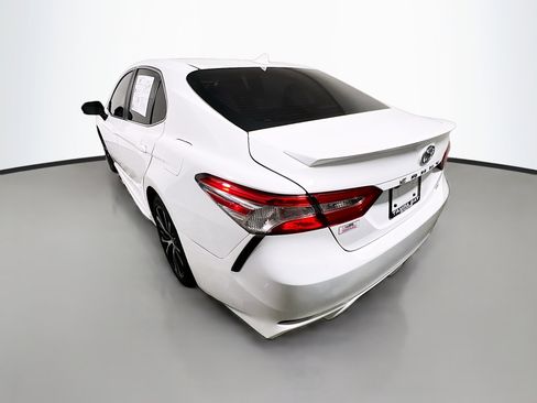 Used 2020 Toyota Camry SE FWD image 8
