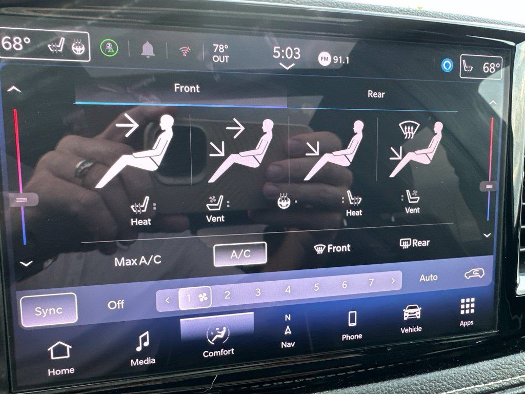 Used 2025 Chrysler Pacifica Limited FWD image 17