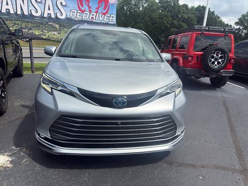 Used 2023 Toyota Sienna Platinum AWD/4WD image 2