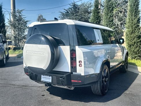 Used 2024 Land Rover Defender 130 X-Dynamic SE image 5