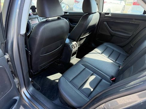 Used 2010 Volkswagen Jetta SE FWD image 12
