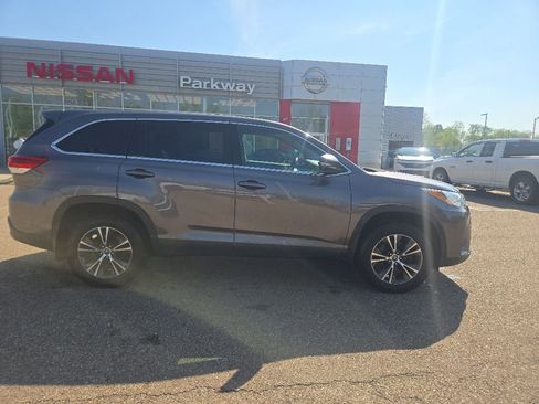 Used 2019 Toyota Highlander LE AWD/4WD image 8