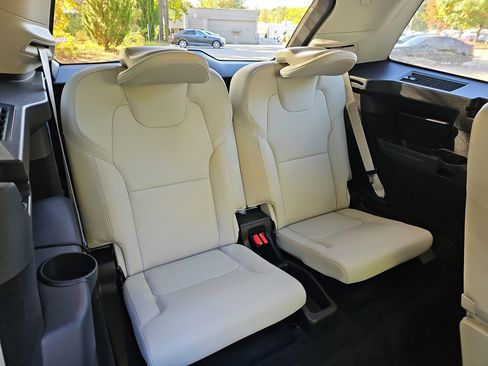 Used 2021 Volvo XC90 T6 Momentum image 12