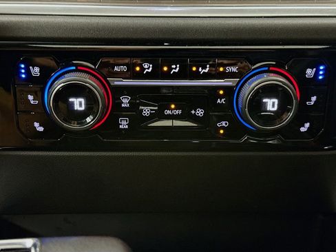 Used 2022 Chevrolet Silverado 1500 High Country w/ High Country Premium Package image 15