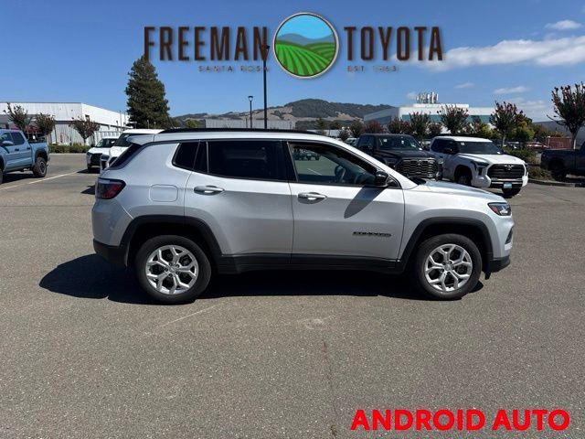 Used 2024 Jeep Compass Latitude AWD/4WD image 4