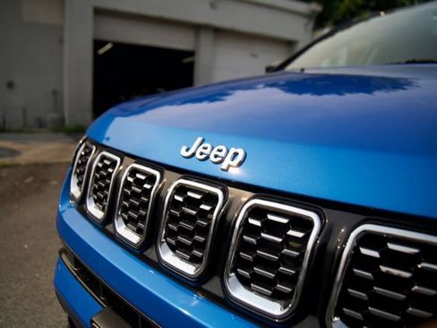 Used 2025 Jeep Compass Limited AWD/4WD image 9