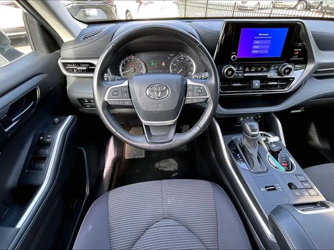 Used 2025 Toyota Highlander LE image 6