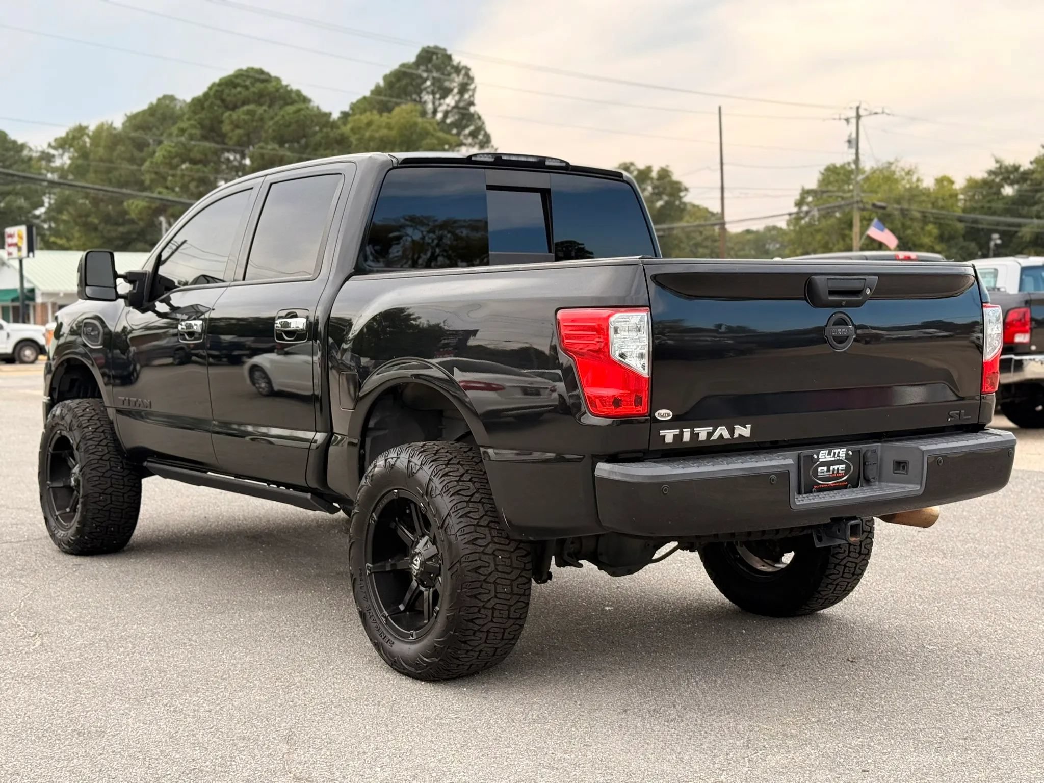 Used 2017 Nissan Titan SL w/ SL Towing Convenience Package RWD image 7