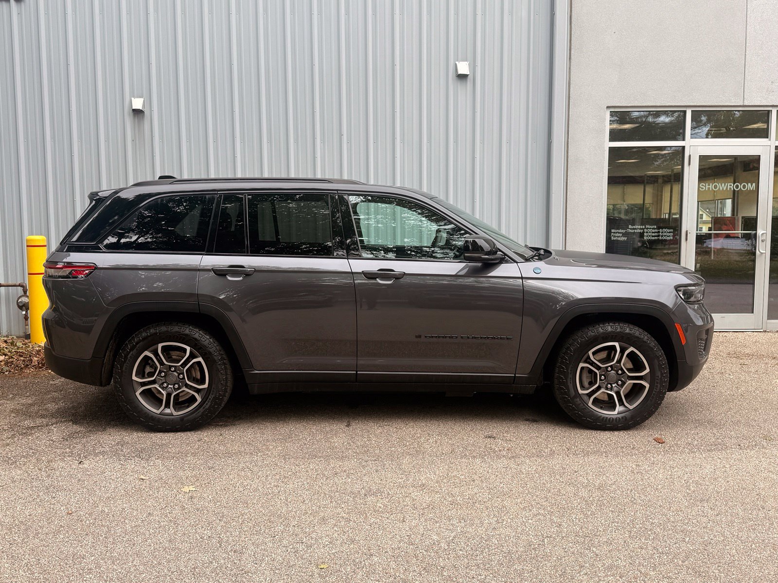 Used 2023 Jeep Grand Cherokee Trailhawk w/ Luxury Tech Group III AWD/4WD image 8
