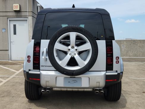 New 2024 Land Rover Defender 110 SE image 7