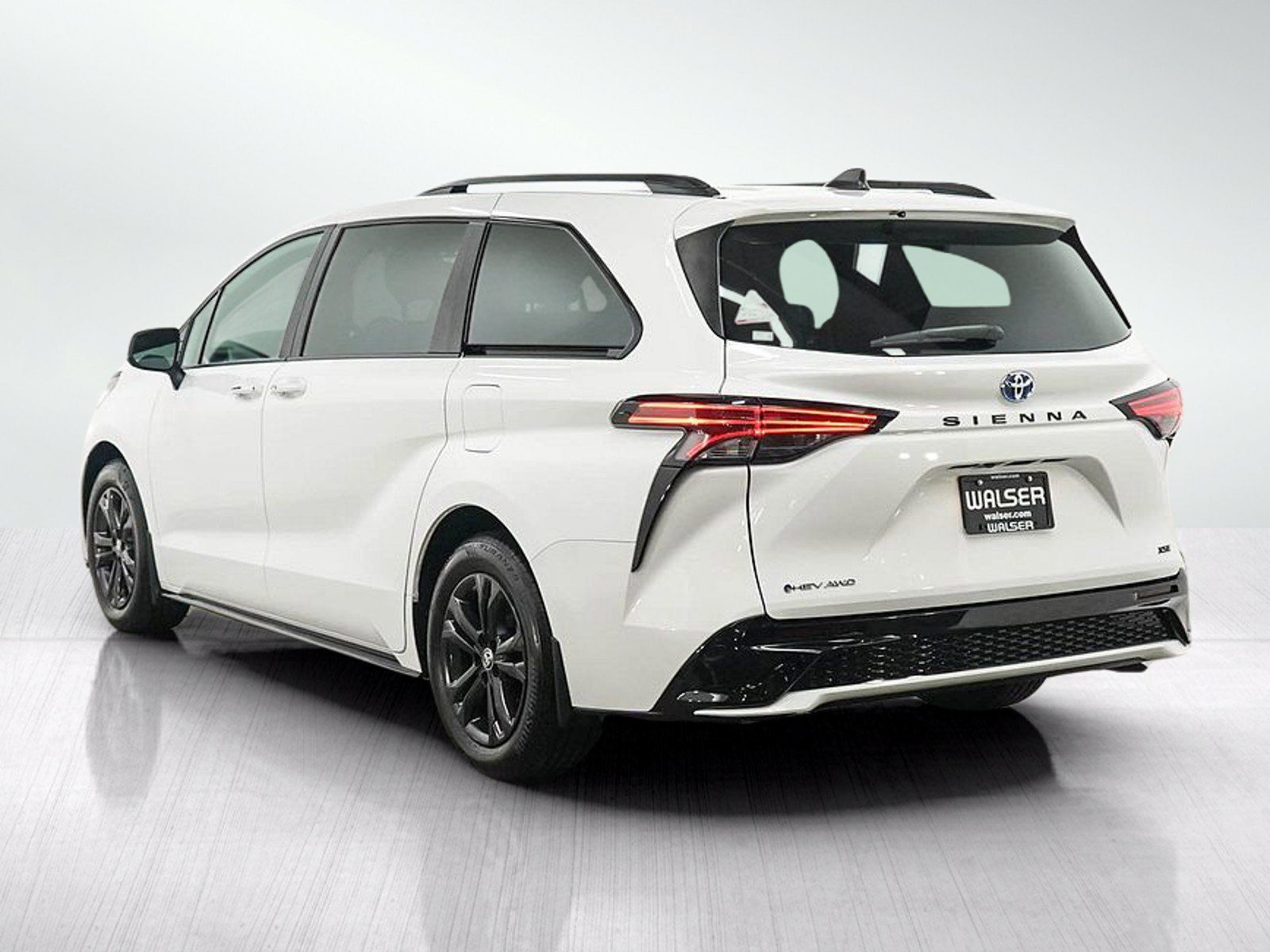 Used 2025 Toyota Sienna XSE AWD/4WD image 3