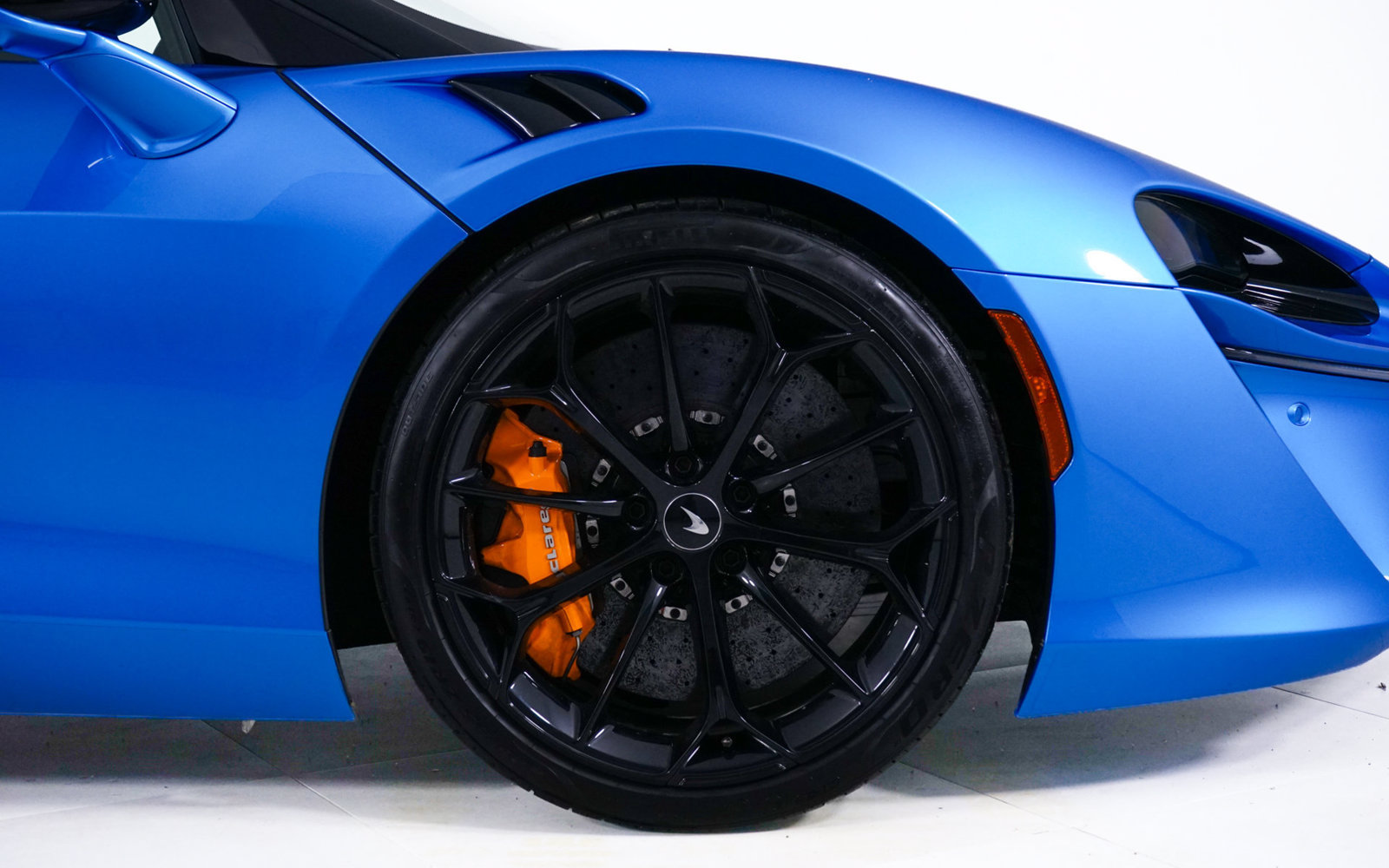 Used 2024 McLaren Artura RWD image 15