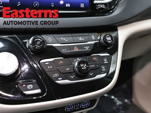 Used 2023 Chrysler Pacifica Touring-L FWD image 20