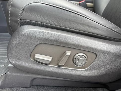 Used 2025 Kia Carnival FWD image 22