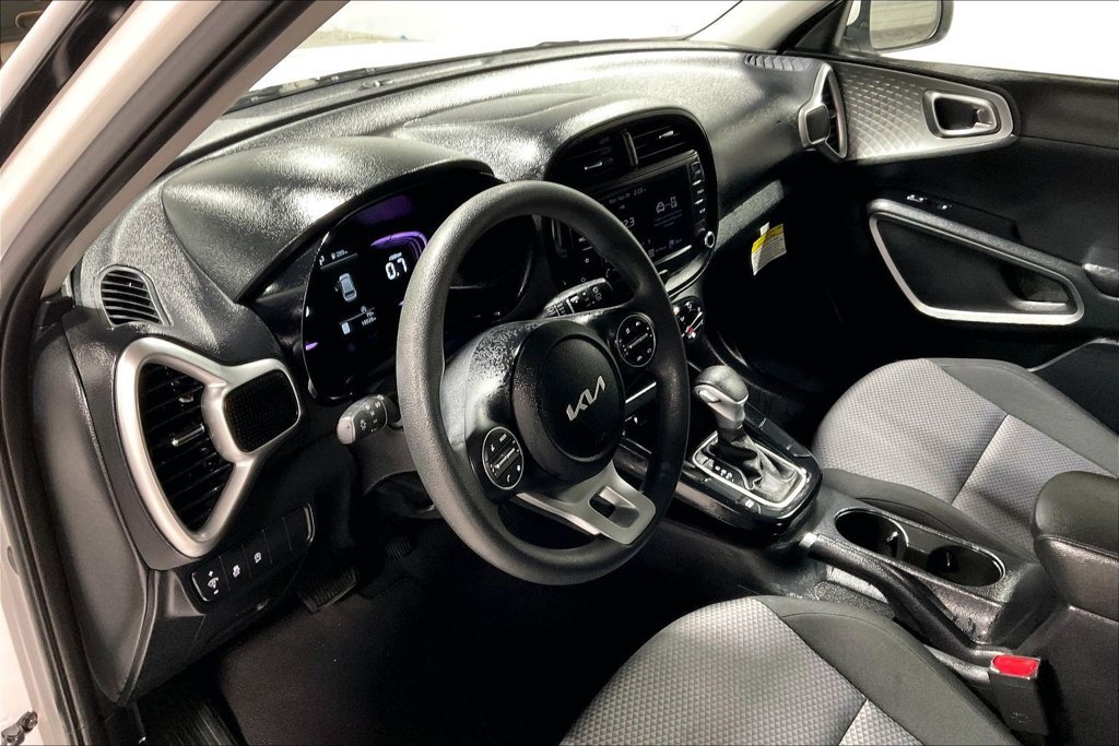 Used 2025 Kia Soul LX w/ LX Technology Package FWD image 16