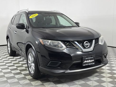 Used 2016 Nissan Rogue SV image 3