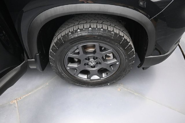 Used 2025 Honda Pilot TrailSport image 36