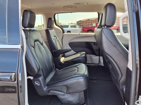Used 2024 Chrysler Pacifica Touring-L FWD image 25