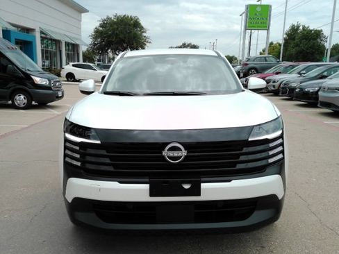 Used 2025 Nissan Kicks SV FWD image 2