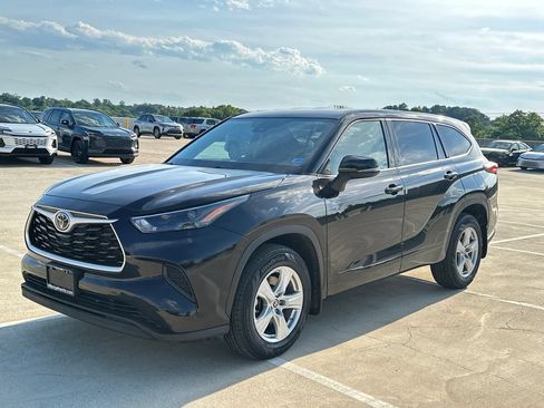 Used 2022 Toyota Highlander L AWD/4WD image 2