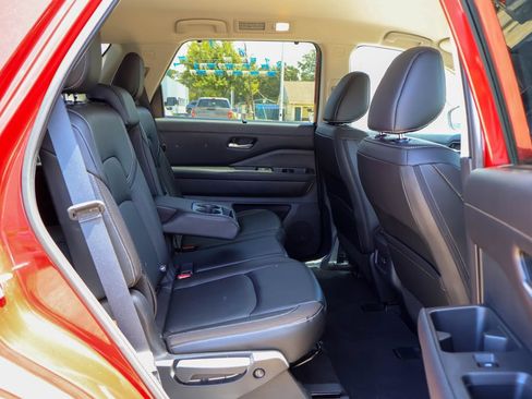 Used 2023 Nissan Pathfinder SL FWD image 10