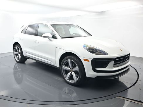 Certified 2025 Porsche Macan AWD/4WD image 17