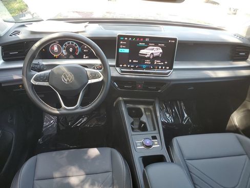 Certified 2026 Volkswagen Tiguan SE FWD image 3