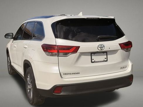 Used 2019 Toyota Highlander XLE image 3