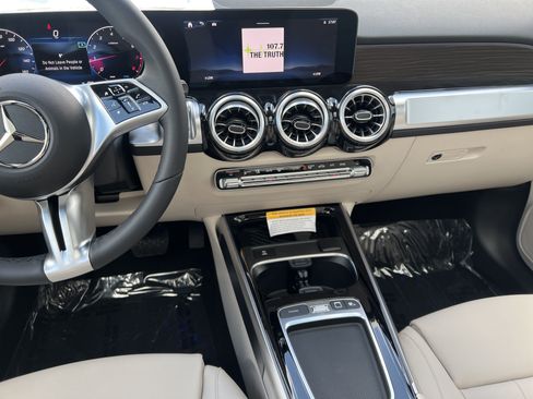 Used 2025 Mercedes-Benz GLB 250 image 33