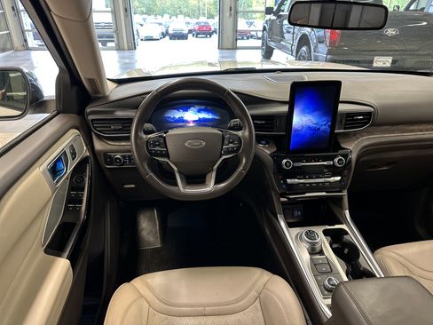 Used 2022 Ford Explorer Platinum w/ Equipment Group 601A image 2