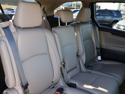 Certified 2024 Honda Odyssey Touring image 12
