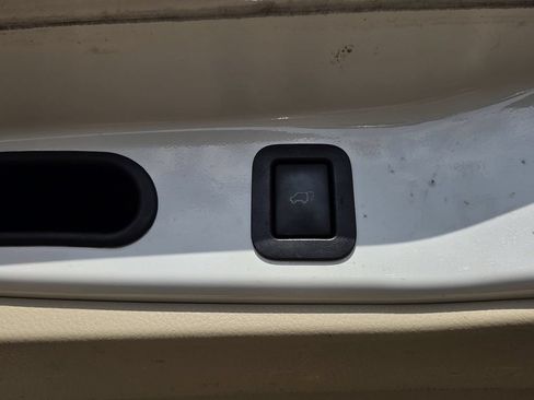 Used 2015 Toyota Highlander Plus FWD image 23