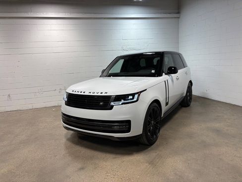 New 2025 Land Rover Range Rover SE image 2