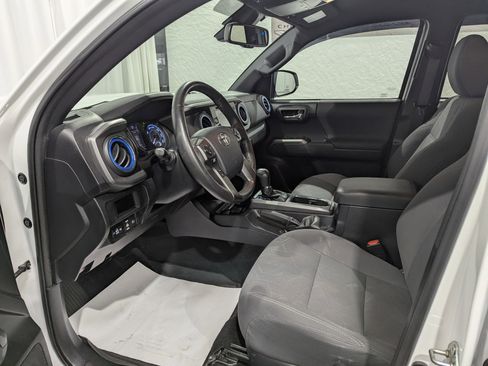 Used 2018 Toyota Tacoma SR image 14