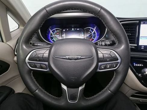 Used 2023 Chrysler Pacifica Touring-L FWD image 31