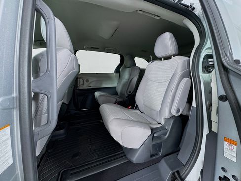 Used 2024 Toyota Sienna LE AWD/4WD image 22